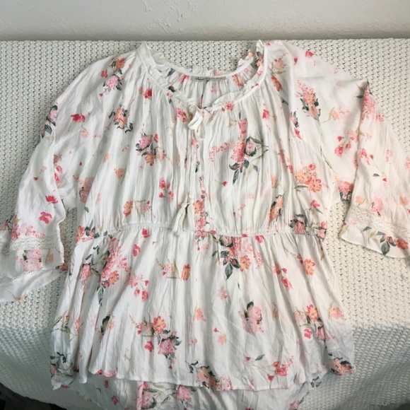 AMERICAN RAG CIE PLUS SIZE BLOUSE, GAUZE LIKE MATERIAL WITH BELL SLEEVES - Picture 2 of 7